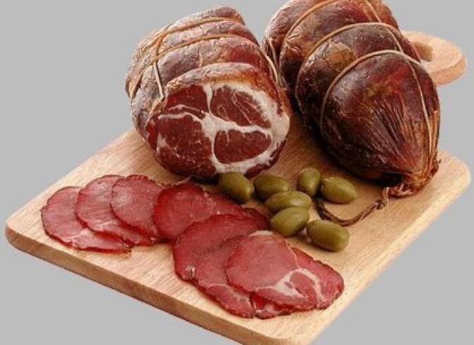 Jamones y Embutidos hechos localmente para altos valores de producción