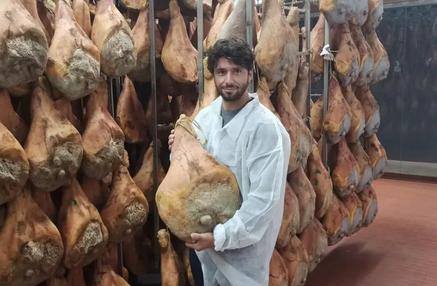 Jamones y Embutidos hechos localmente para altos valores de producción