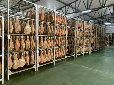 Jamones y Embutidos hechos localmente para altos valores de producción