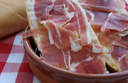 Jamones y Embutidos hechos localmente para altos valores de producción