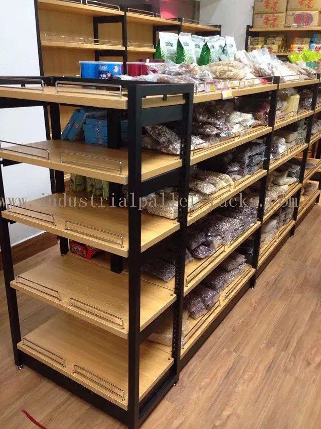 Tiendas locales con mobiliario hecho por la población y de alto valor como todo