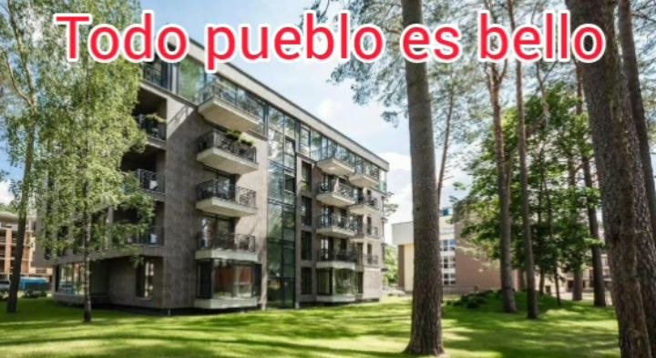 De cerca un edificio que no tiene por qué estar amontonado entre masas de concreto sin árboles ni bosques. Caminar entre los árboles es el mejor oxígeno y alimento 24 horas.